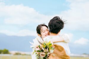 男性に抱きつく女性の写真