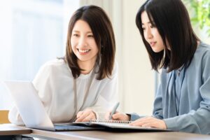 PCを見る二人の女性の写真
