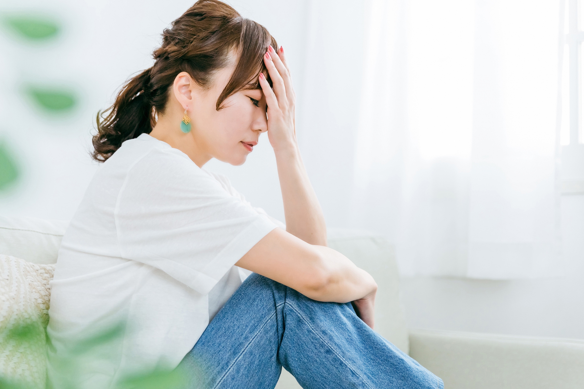 顔に手を当てて後悔する女性の写真