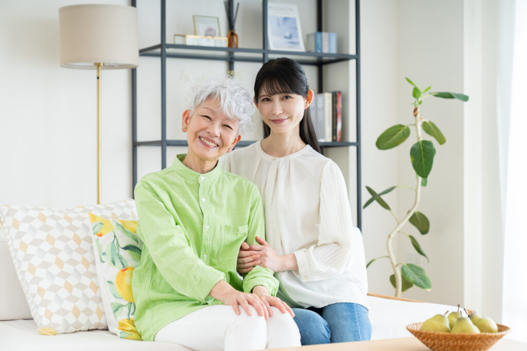 母親と娘が寄り添っている